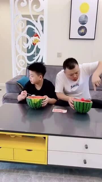 小王哥爸爸吃瓜,小王哥爸爸的瓜田奇遇记