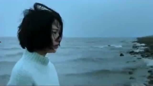 女人河边吃瓜,女性与瓜果的悠闲时光