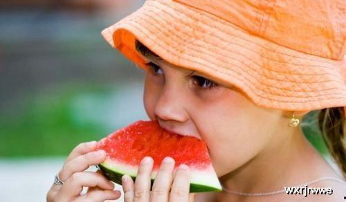 天气炎热吃瓜图片